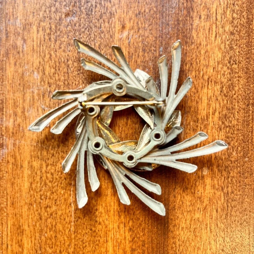 Vintage Gold Tone Laurel Leaf Sunburst Wreath Brooch Pin Round Textured Holiday - Picture 2 of 3